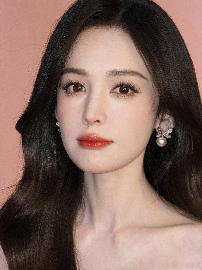 娜扎硬控妈妈朋友圈娜扎的开屏就美出了新高度，而且今天是母亲节应该给我们的母亲送上