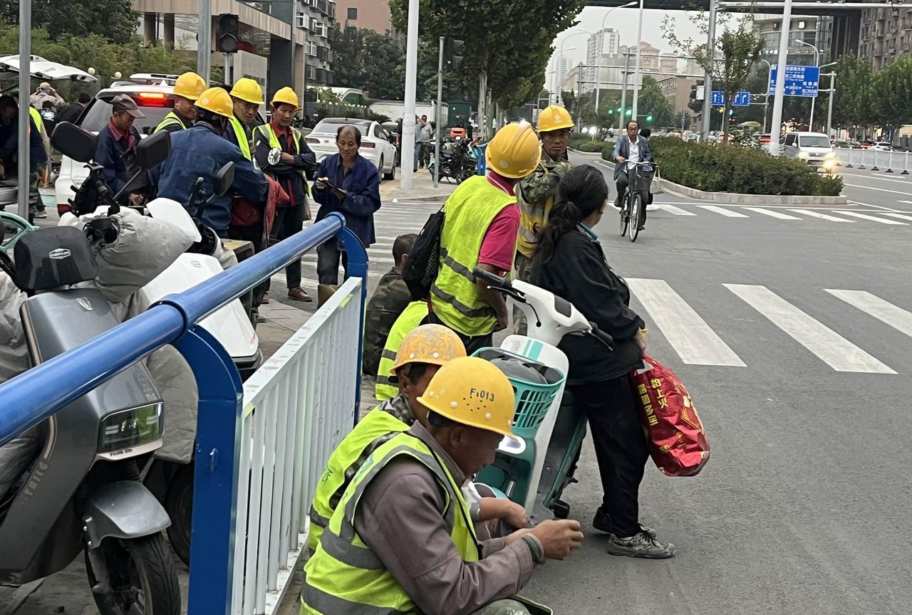 今天是10月1日，国庆长假第一天，在石家庄塔北路上拍到的仍然在坚持工作的的农民工