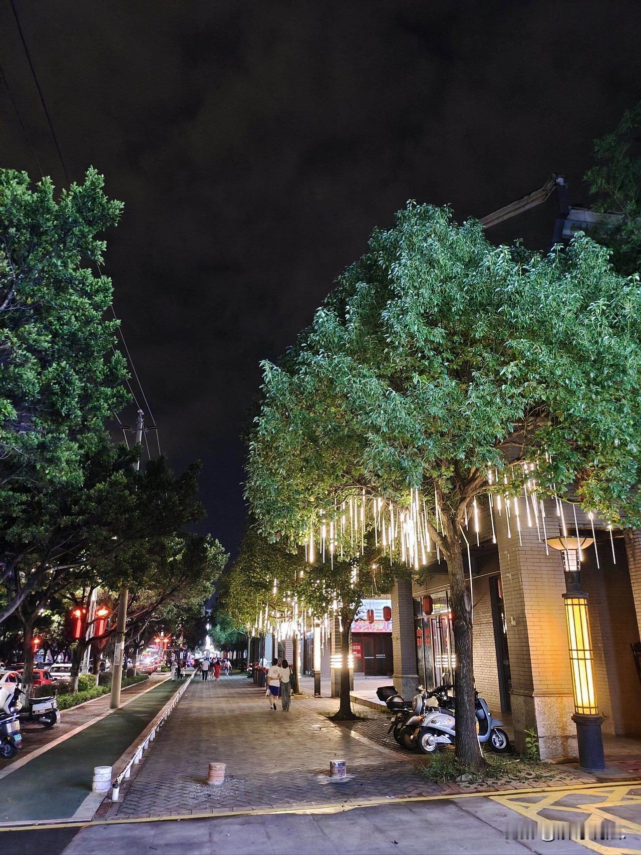 “这是有多饥渴啊！”湖南长沙，36岁男子和35岁女子，在一火锅店门口实施不雅行为