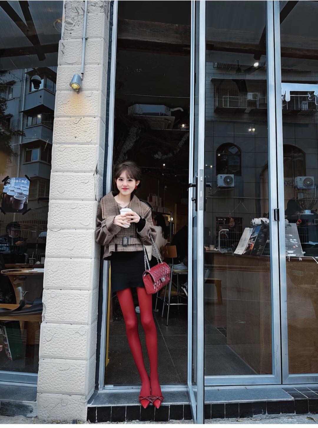 这小细腿配红丝袜，简直太绝了。