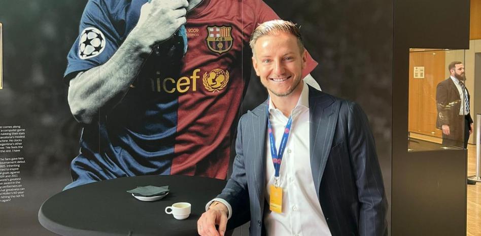 每体：抽签前两小时，巴萨教练组韦斯特曼和塔巴洛维奇通过视频通话联系了拉基蒂奇，