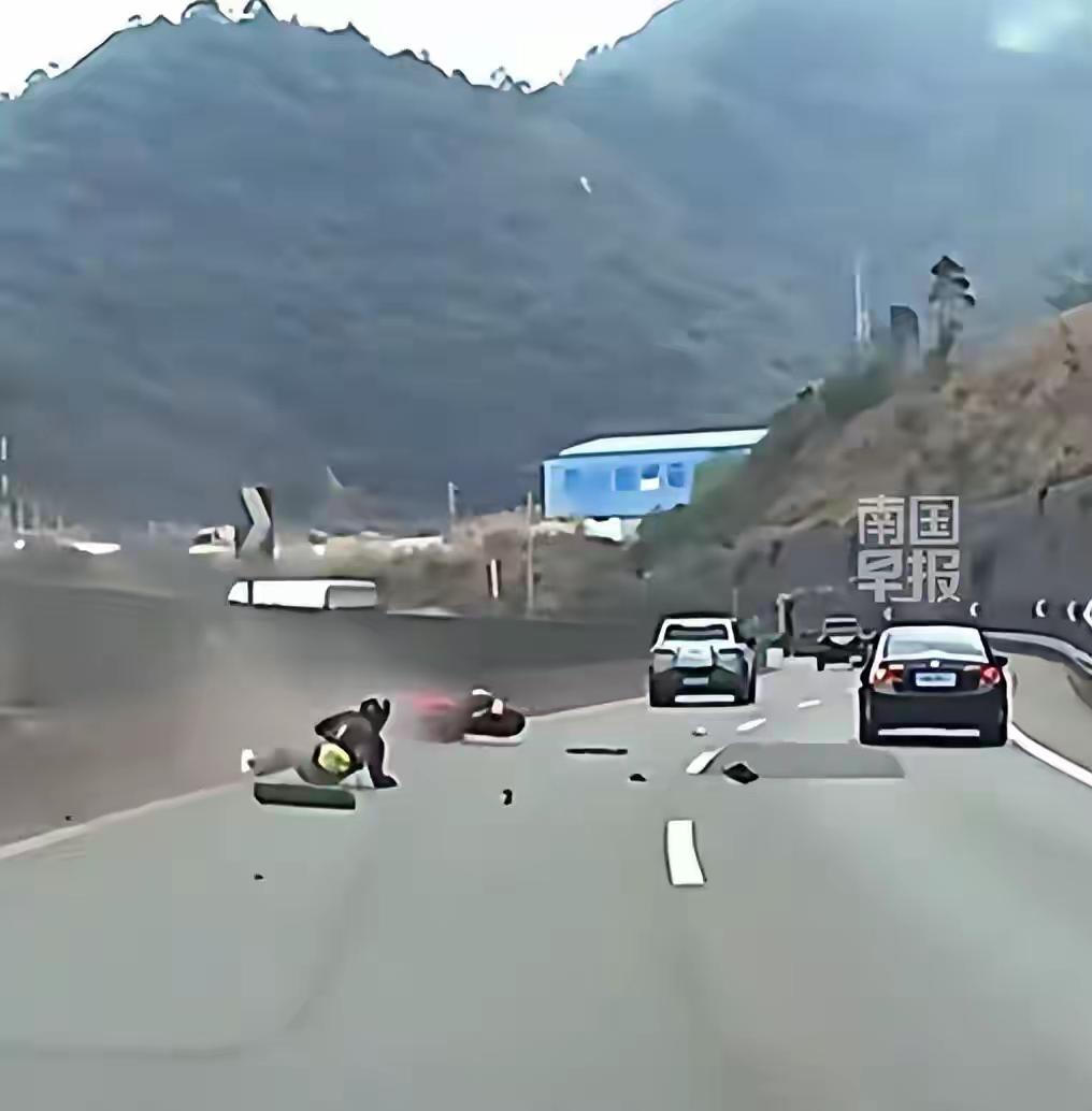 变道不打灯还逃逸，结果反成“助攻”？2026云南摩托事故给所有司机上了一课3