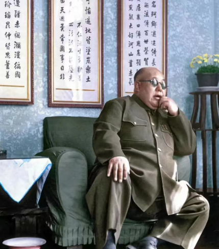 1956年，逃到美国后的马鸿逵在私人公寓内，挺着腐败的大肚子，享受着小姨太给他做