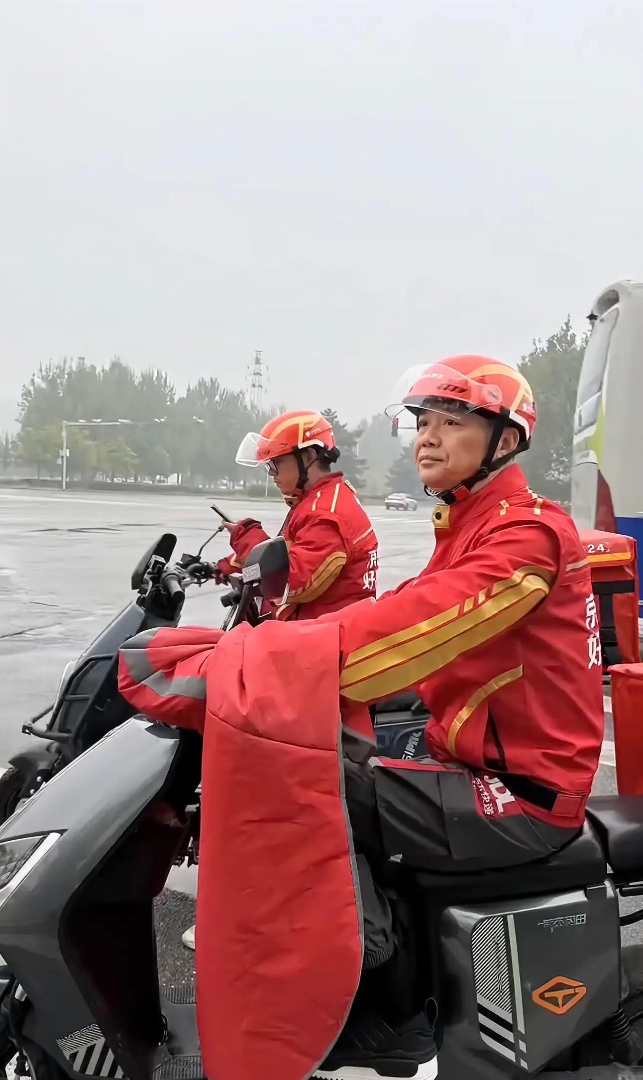 最近听说刘强东一家的近况，确实让人有点意外。听说刘强东的儿子现在自己跑外卖养家