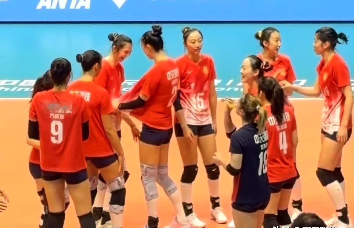 张常宁一哭，我真的也绷不住了。张常宁特意找吴梦洁抱抱，说：“小吴，我的2号球衣