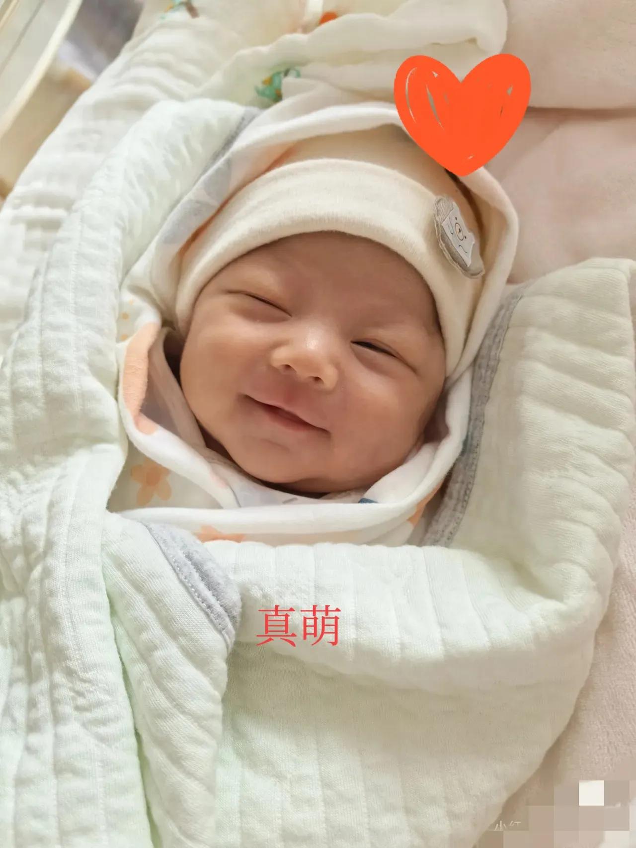 马筱梅大年初十晒喜宝宝，小宝宝面带微笑，太招人稀罕了，真好看，真帅气，有福气宝