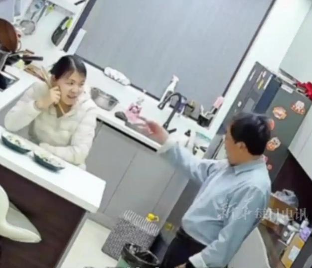 小两口吵架之后，男子五个月没有给全职带娃的妻子生活费。​他老婆也没有开口找他要