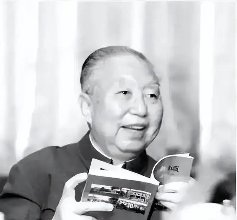 1974年，华国锋去参加女儿的家长会，老师问他，您贵姓，做什么工作的。对于老师的提问，他给出的回答让