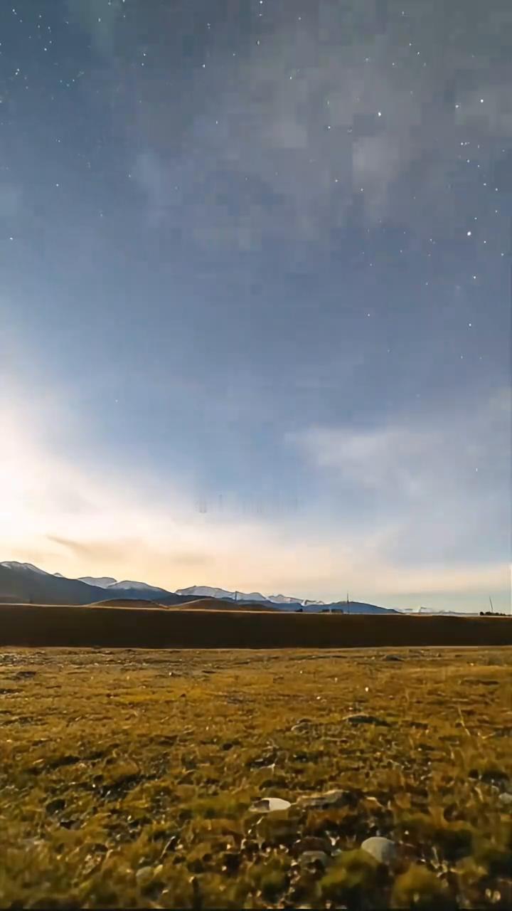 相机不小心扔在野地拍摄了一整夜，竟拍到地球自转。接下来你将看到奇迹，是宇宙在转动