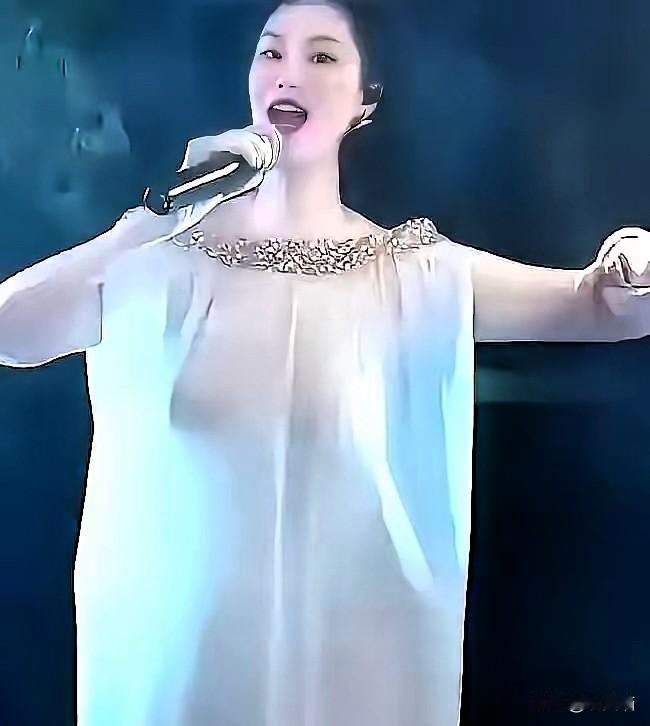 50万人熬夜刷热搜！这“透明战袍”的穿法，着实让人有点震撼红毯上满屏千篇