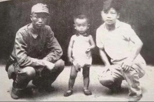 1945年，苏南一个18岁的采药姑娘，救了一个快死的新四军战士。三天后那人走了，