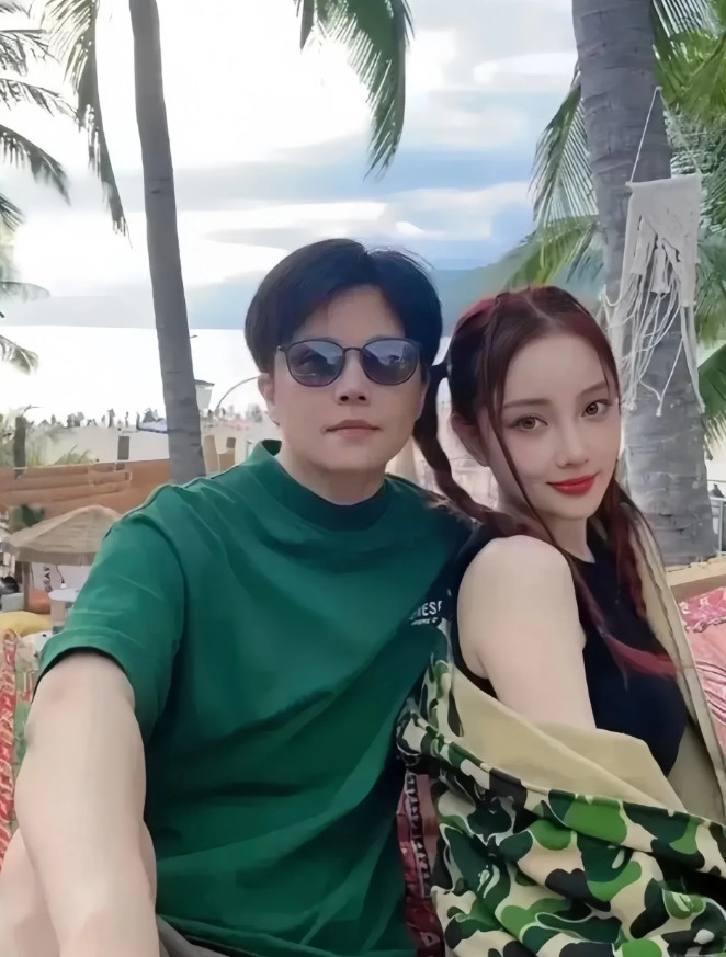43岁的李小璐又搞大事情啦！她的度假照曝光，照片里她和小鲜肉亲密依偎，瞬间引发