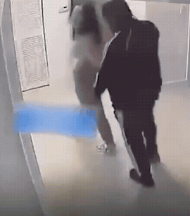 女子受邀前去黑人朋友家里吃晚饭。进去时看得出她很开心，可从屋里出来后，女子似乎不
