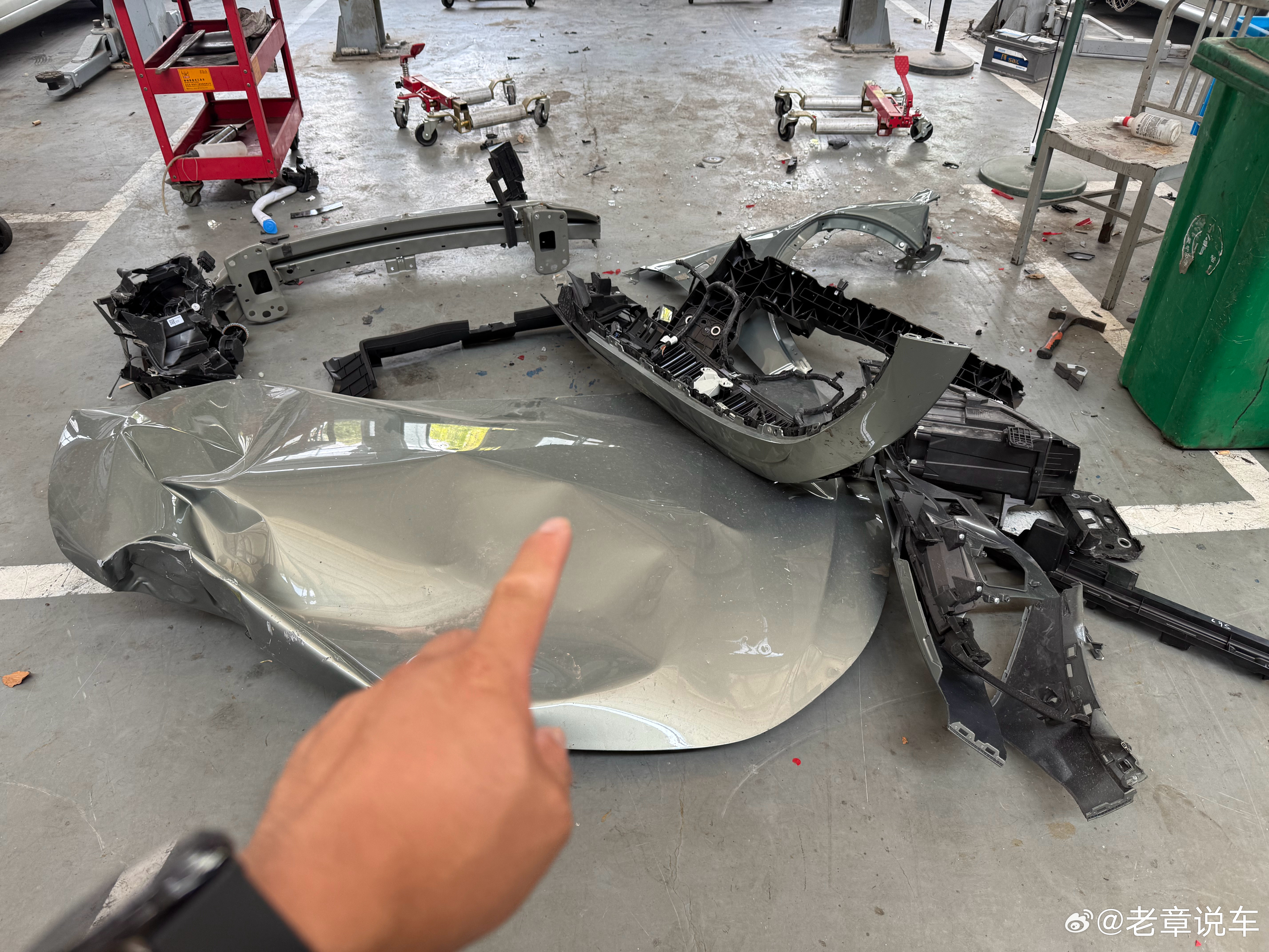 这是一台大事故车，新车未上牌，修复好之后，不知道哪个贪“便宜”的冤种会入手，这种