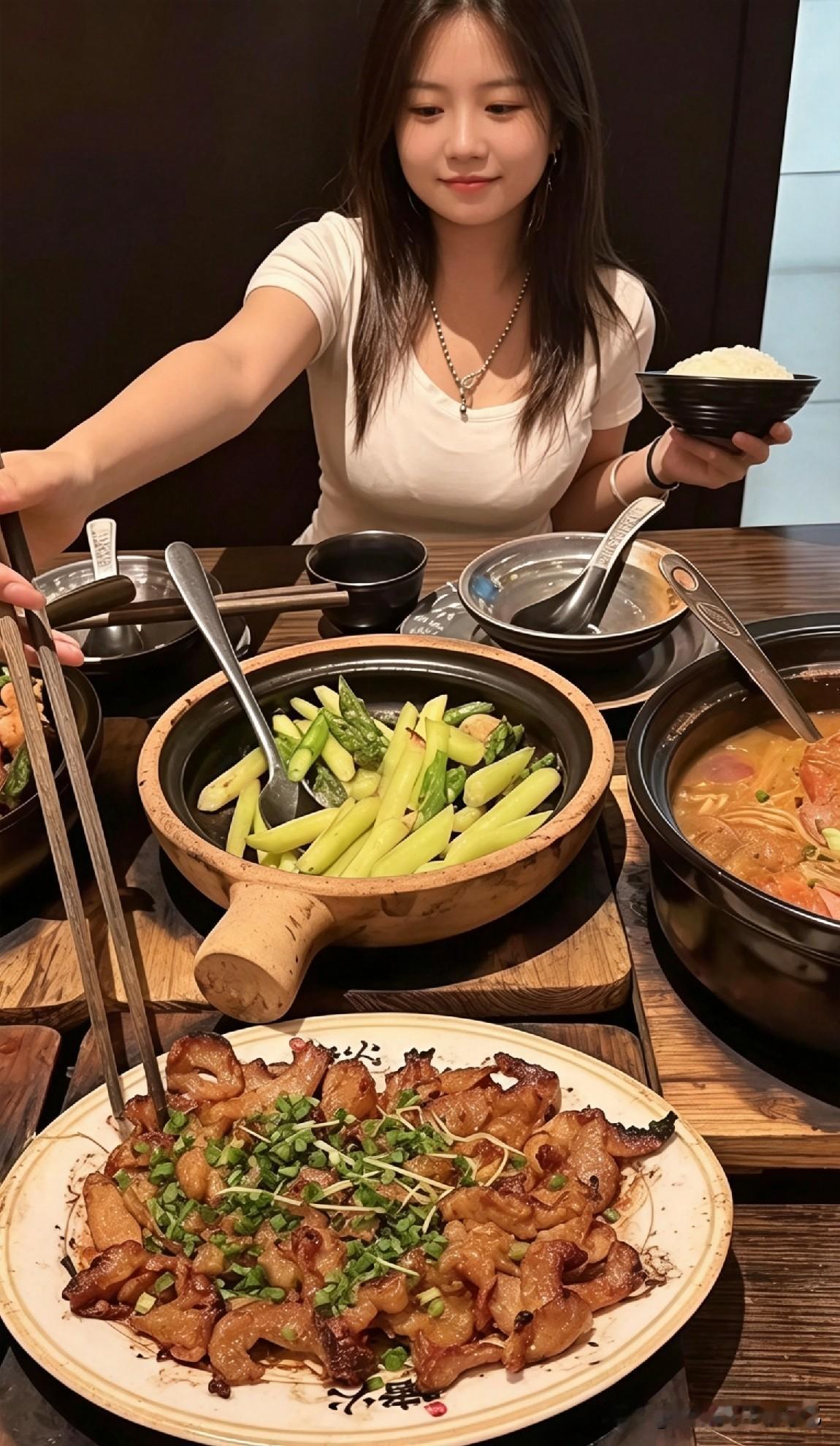 她坐在餐厅里，面前摆着热气腾腾的菜肴，像捧着一整个冒着烟火的人间。窗外的天