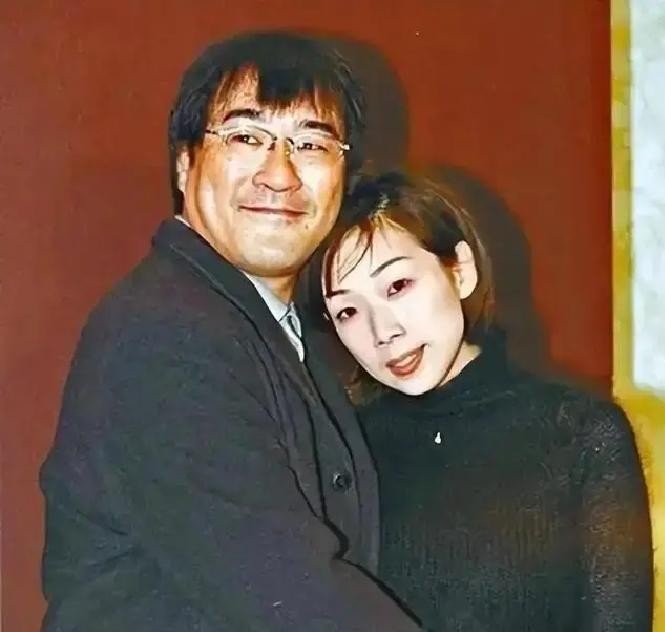 1994年李宗盛为林忆莲向孕妻朱卫茵摊牌离婚，八年的婚姻在厨房那杯没热完的牛奶里凉透了。那年台北演唱