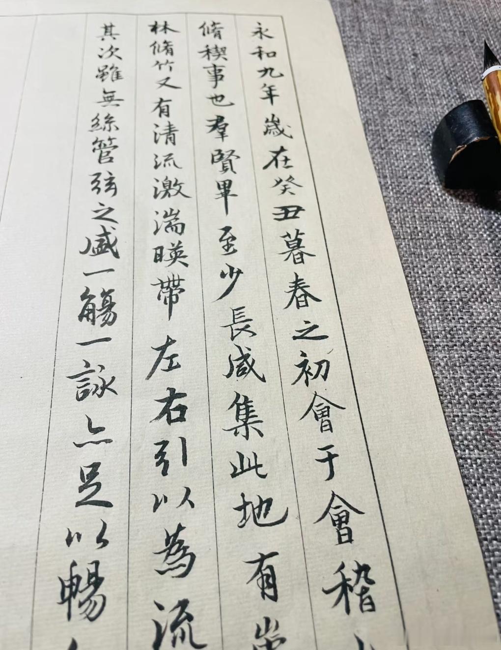 晨起临帖静修笔墨清晨天光静谧，薄雾漫过窗棂，褪去尘世喧嚣，正是静坐书案、执笔练字的好时候。半生奔波浮