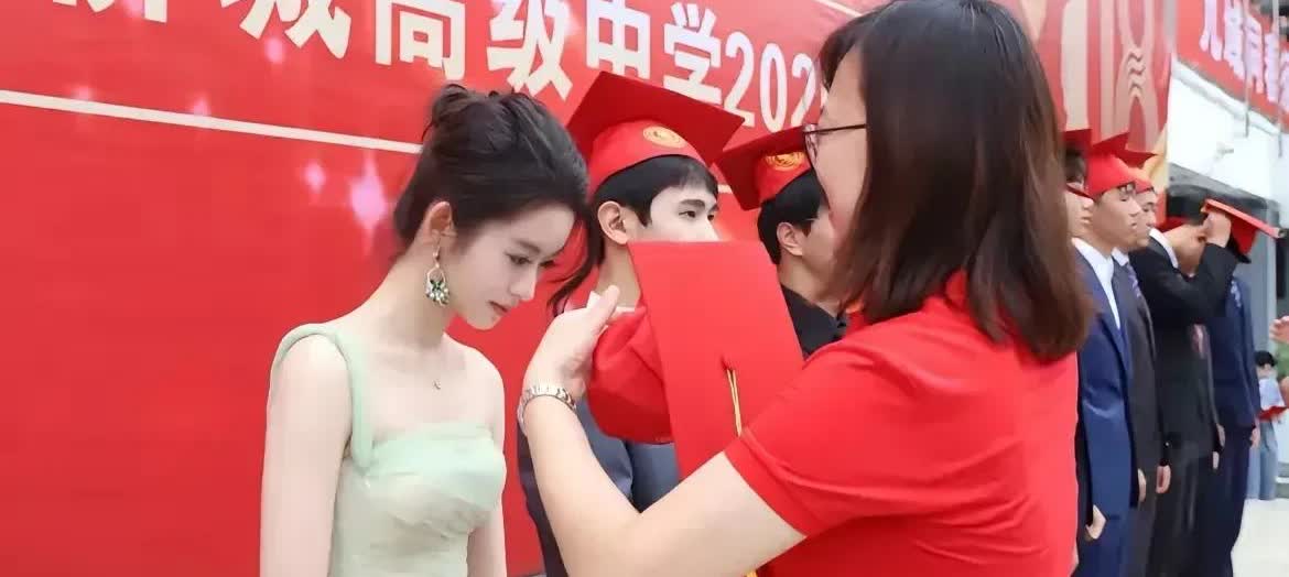 黄杨钿甜在成人礼上穿礼服，戴230万的耳环，她的同学穿的都是校服，怎么就她特殊，