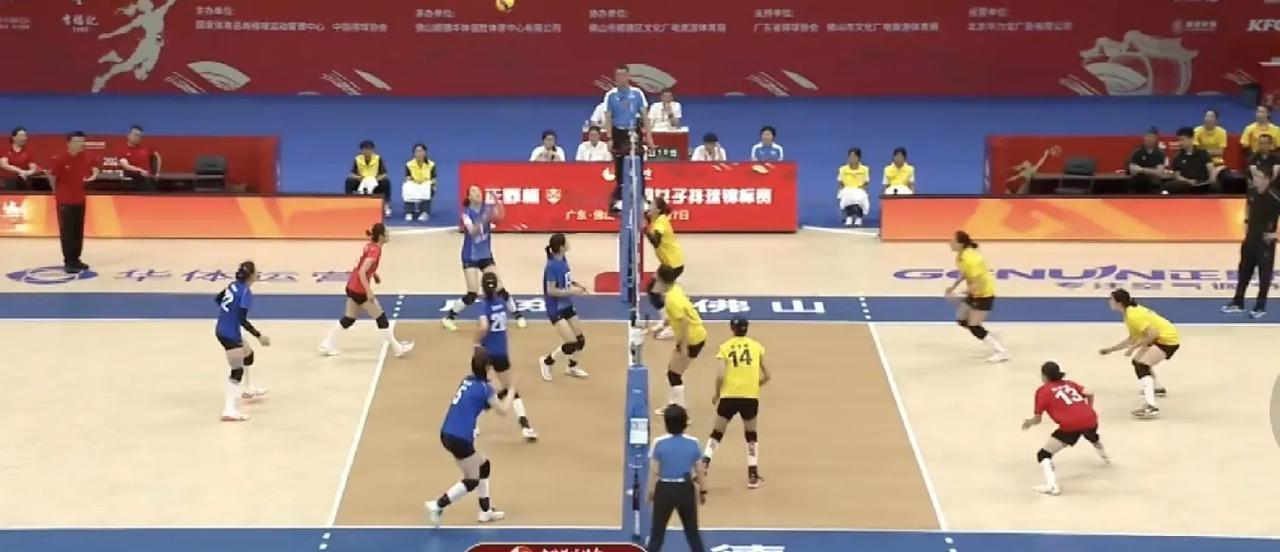 女排锦标赛1/4决赛，江苏女排大比分3：0福建女排，三局比分为25：21，2