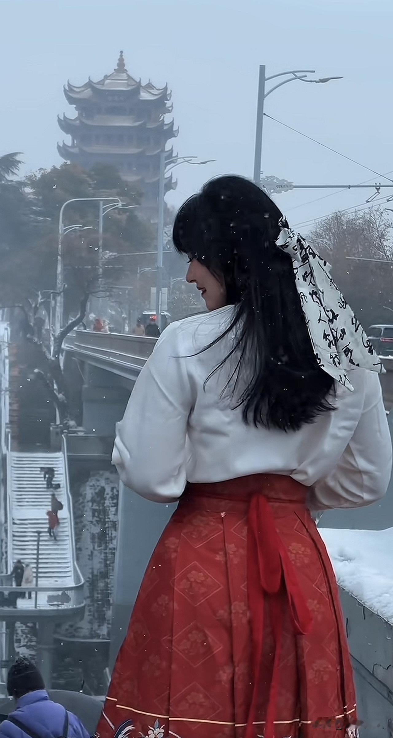 起初，我为你撑伞；你感激我，挡住了风雨。后来，你习惯了有伞的生活，便忘了雨的