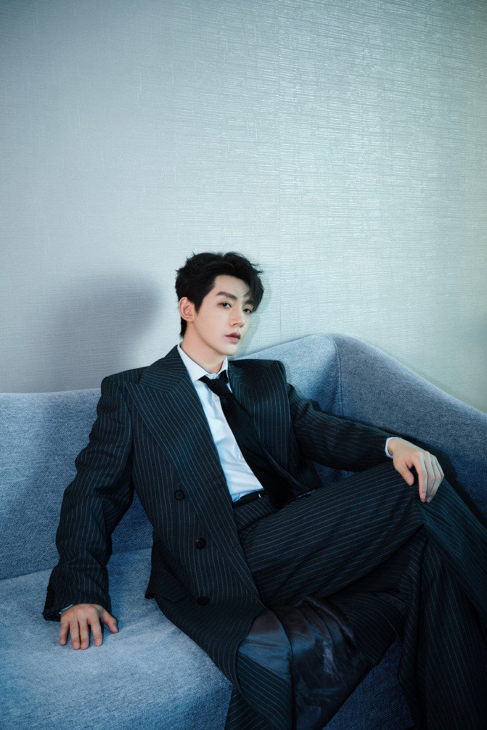 央视官宣邓为邓为条纹西装白衬衫板正感邓为条纹西装白衬衫板正感，央视官宣邓为，