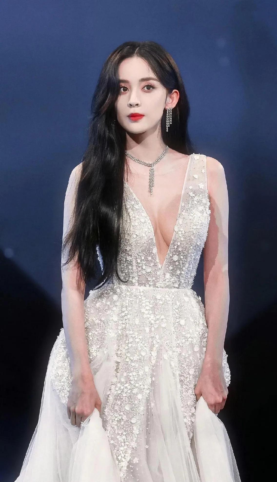 🔥古力娜扎杀疯了！白色蕾丝深V裙勾勒完美腰臀比，长发配红唇，清冷又妩媚，这颜