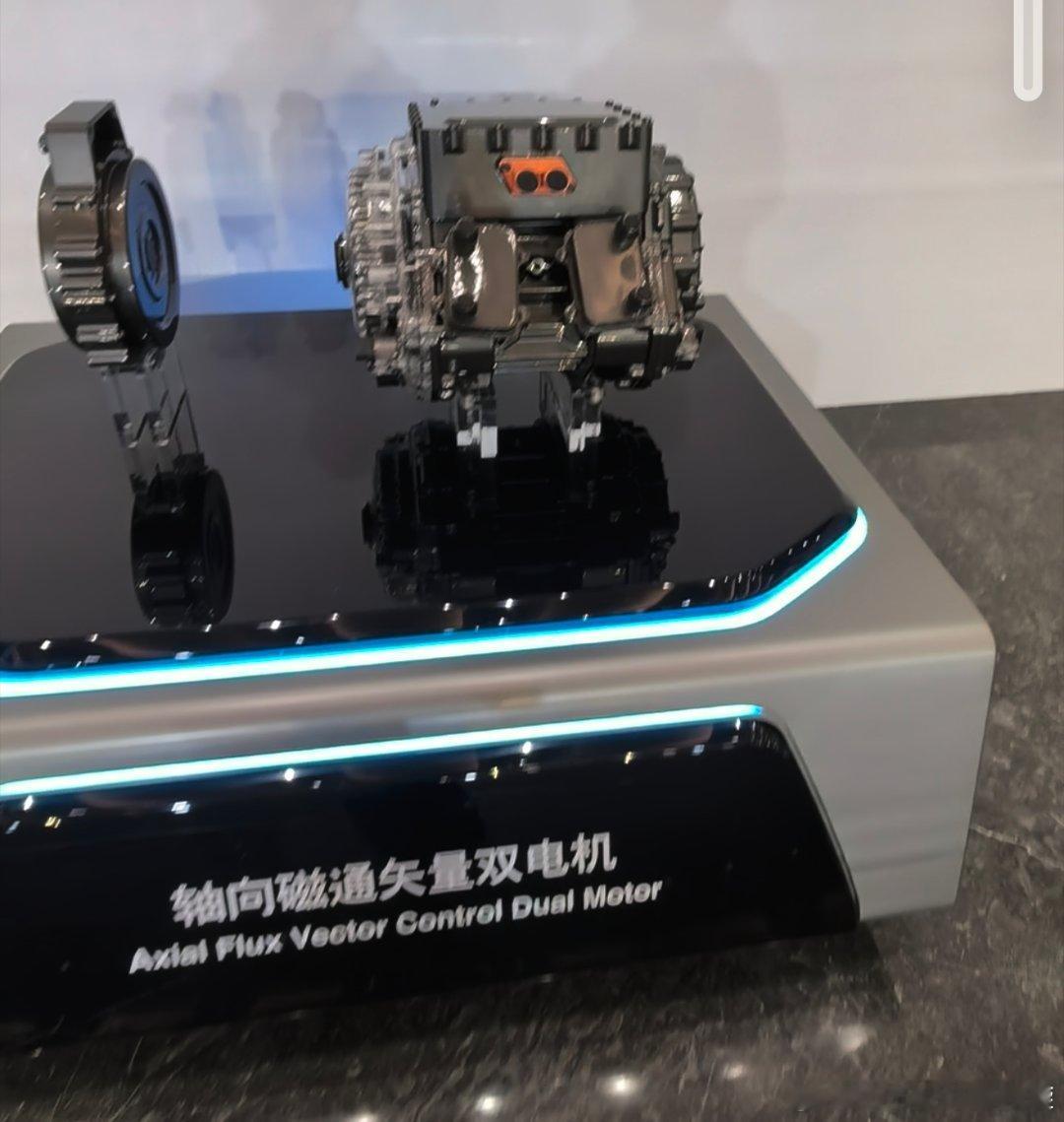 奇瑞的轴向磁通矢量双电机，说来就来了。你看这个尺寸，多小啊，单电机就是左边那个博