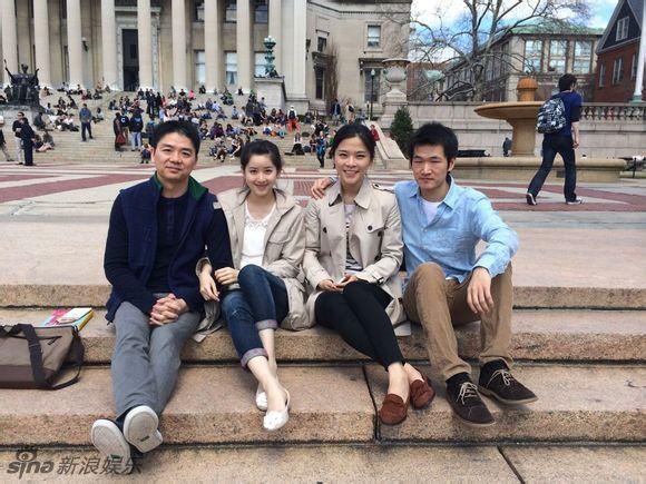 虽然刘强东章泽天年龄差距大，但怎么看他们都很配。一个事业成功不忘家乡人，一个初恋