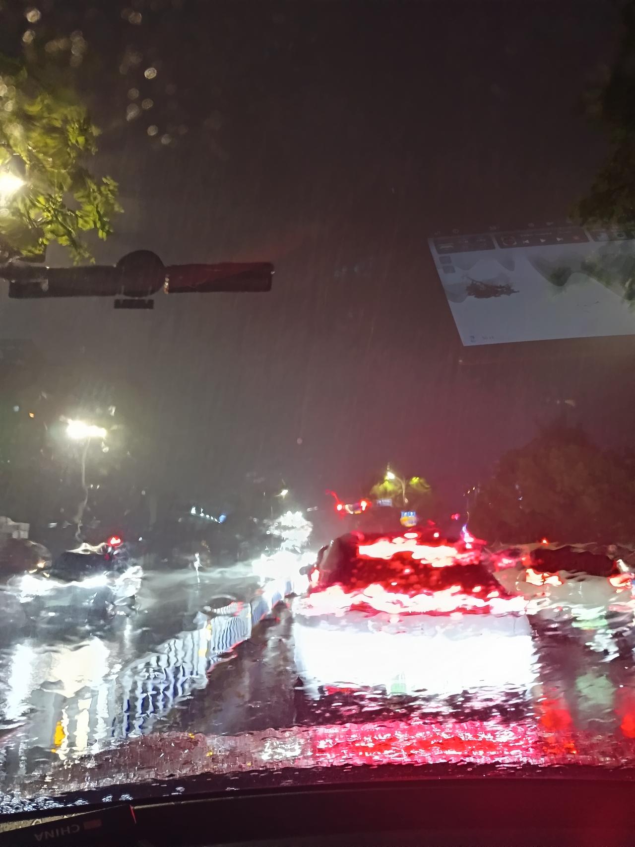 说好台风“白海豚”8月10日中午就已经离开浙江，跑到江西去了。结果