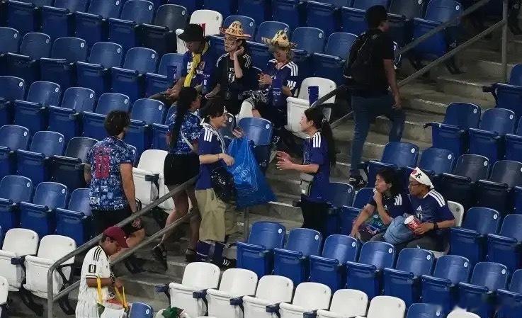 日本球迷真是太会装模作样了！在今天日本队以4：0战胜突尼斯队的世界杯小组赛的赛后