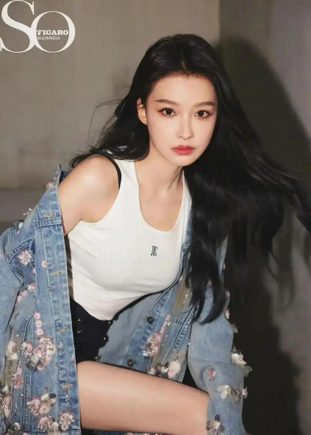 为啥总让人越看越上头？有人说孙怡也就身材能打，可我觉着她耐看。眉眼带点机灵