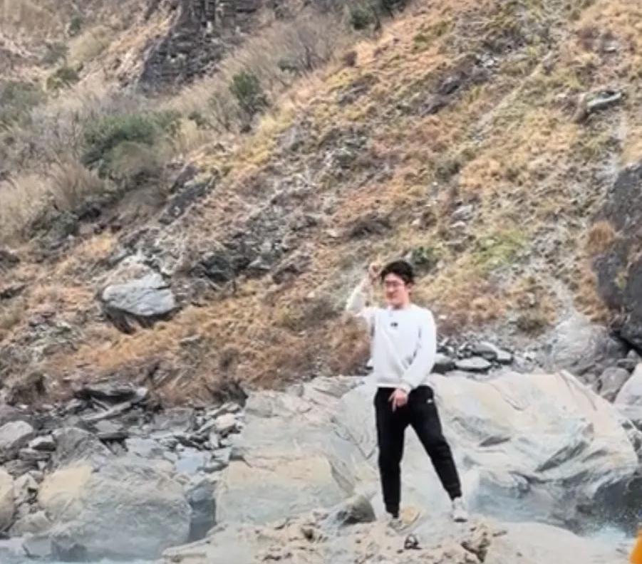 悲痛！这个小伙子叫小杜，1997年生人今年29岁，他就是虎跳峡落水的男子，如今遗