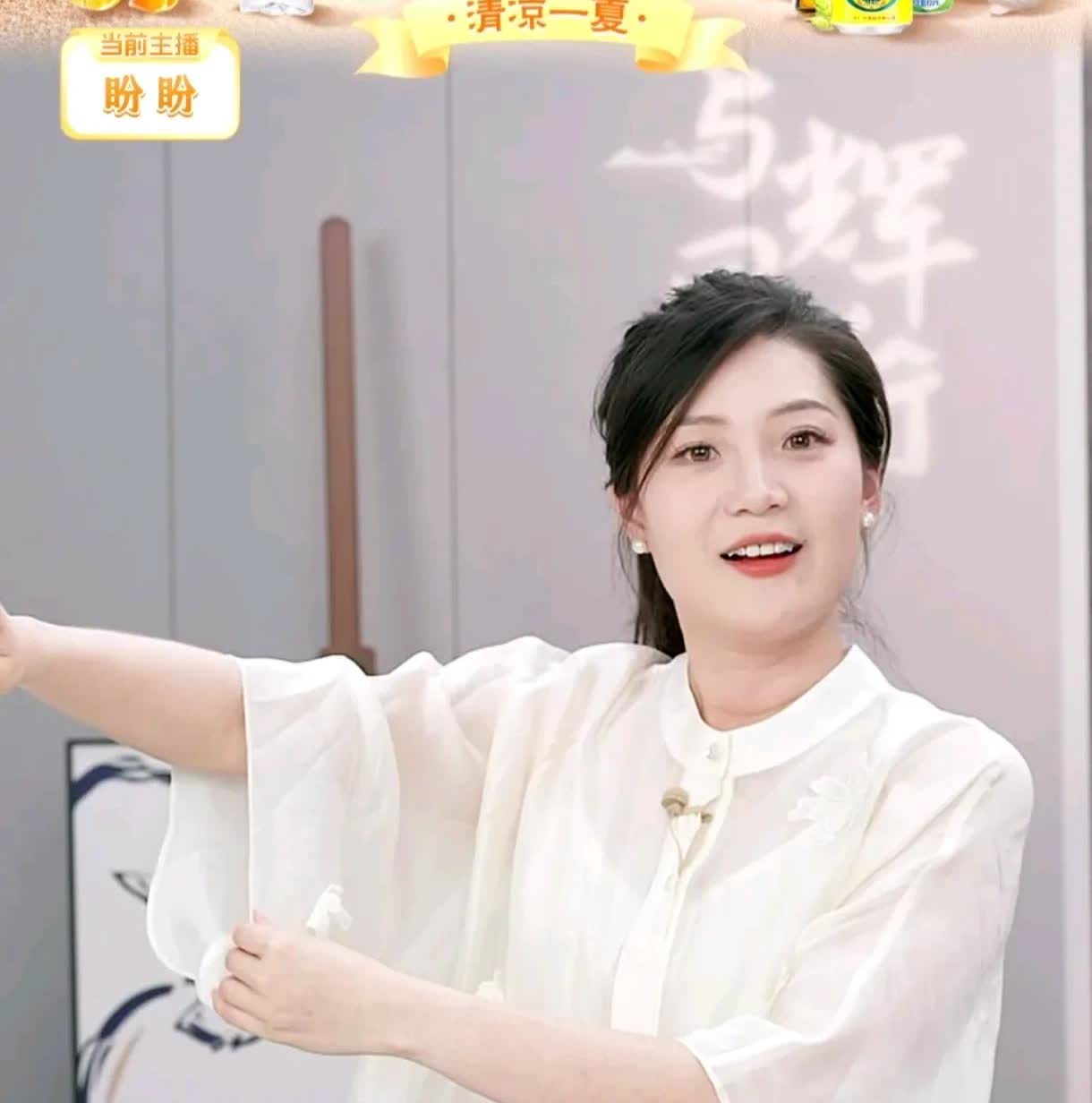 今天的排班表上虽然没有“董宇辉”这三个字但是大家都知道他回北京了排班