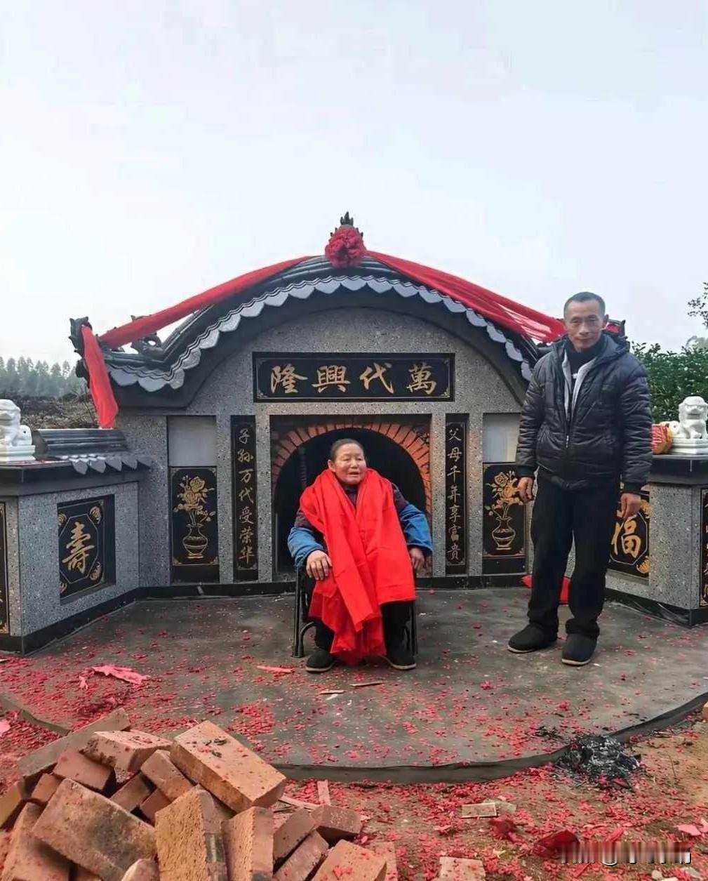 老太太让儿子修墓，还坚称那是风水宝地，这事儿着实有趣。在不少人的观念中，风水宝地