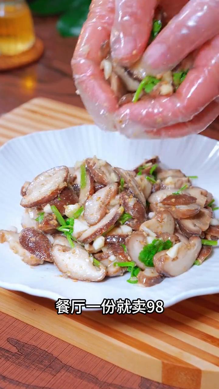 香菇新吃法。家人们注意看，我五个女儿从小就爱吃香菇，今天在餐厅吃饭的时候学了一