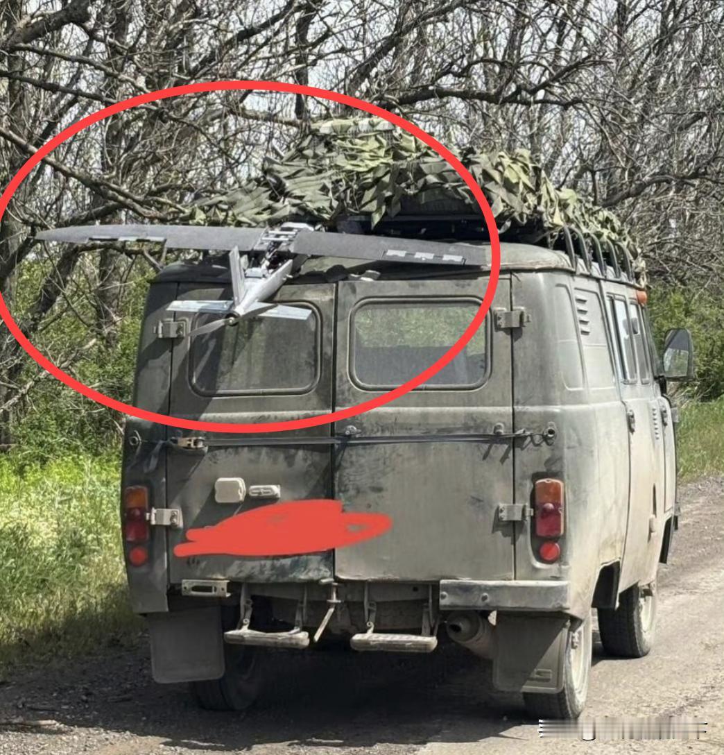 俄军太幸运了，乌克兰使用美国生产的“大黄蜂”无人机，攻击了一辆正在公路上行驶的俄