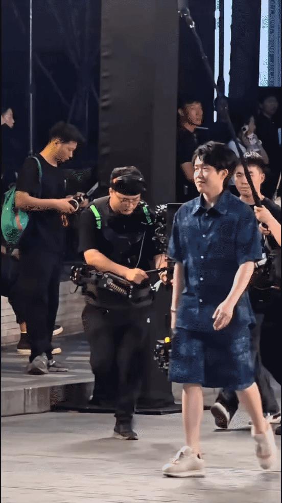 头哥真是帅爆了，这现场灯光是真闪，网友调侃哥的心里会不会跳出一句“NoFLAS