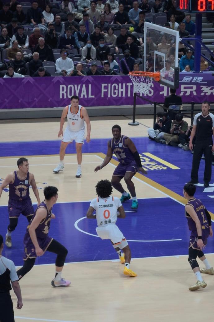 北控和上海的比赛，真的看得人昏昏欲睡。北控后卫线上少了超级射手里勒，内线少了
