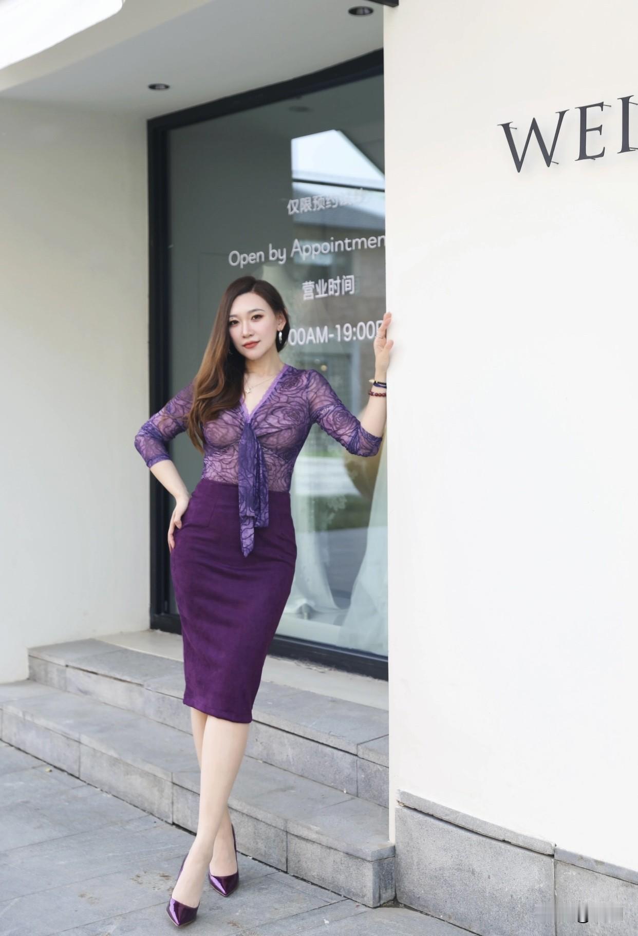 每日搭配分享·时尚穿搭紫色系时尚色系穿搭真的绝了！连50+女性都能穿得时尚。紫色