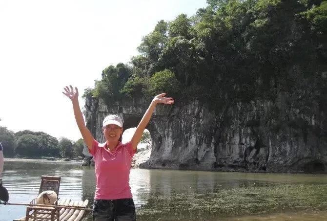 看着躺在沙发上，和衣而睡的老公，我是既生气又心疼。难道我娘家来人，就要喝成这样，
