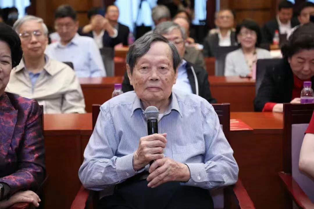刚要吃午饭，突然听人说杨振宁先生去世了，起初我还不敢相信，直到看到大量官媒报道后