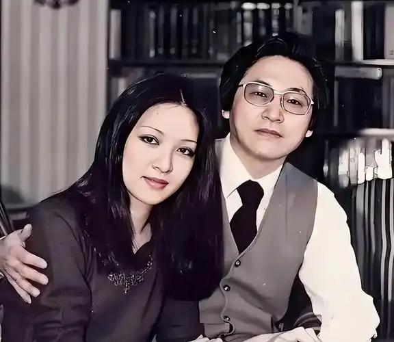 著名作家李敖与前妻胡因梦热恋期间，在街头牵手时被台湾媒体合影。 此时的李敖已