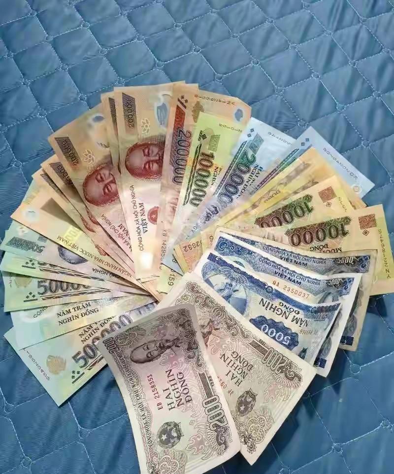 越南发钱啦，每人10万块。乍一听到这数字，着实让人吓一跳，不过这钱面值虽大，实际