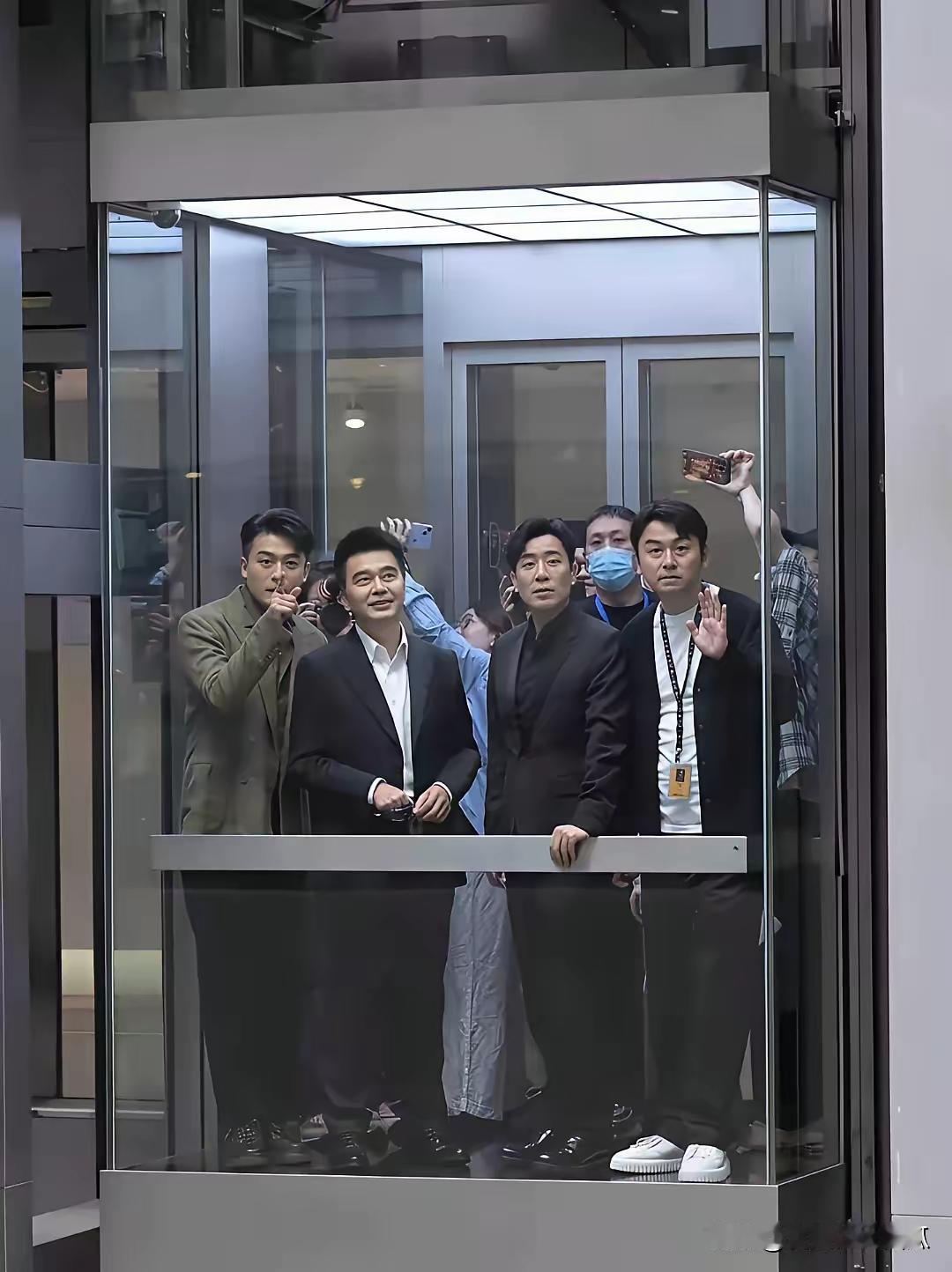 没有对比就没有伤害。四人合影照，看起来谁最帅？大概率推举祁厅长。你同意吗？