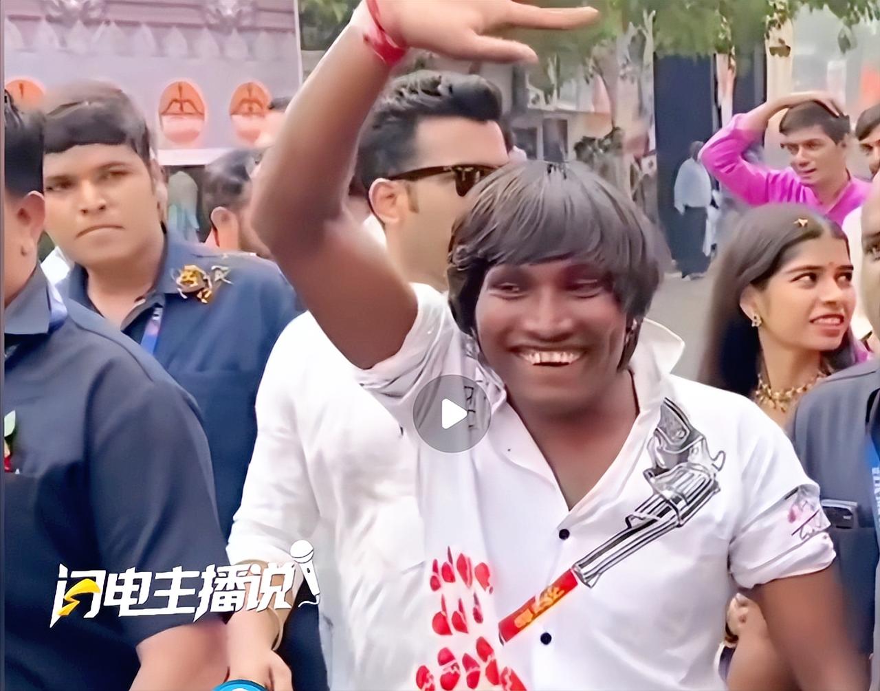 真的没法理解这个印度小哥是怎么火了，据说一张酷似国际巨星的脸让他斩获“印度最帅男