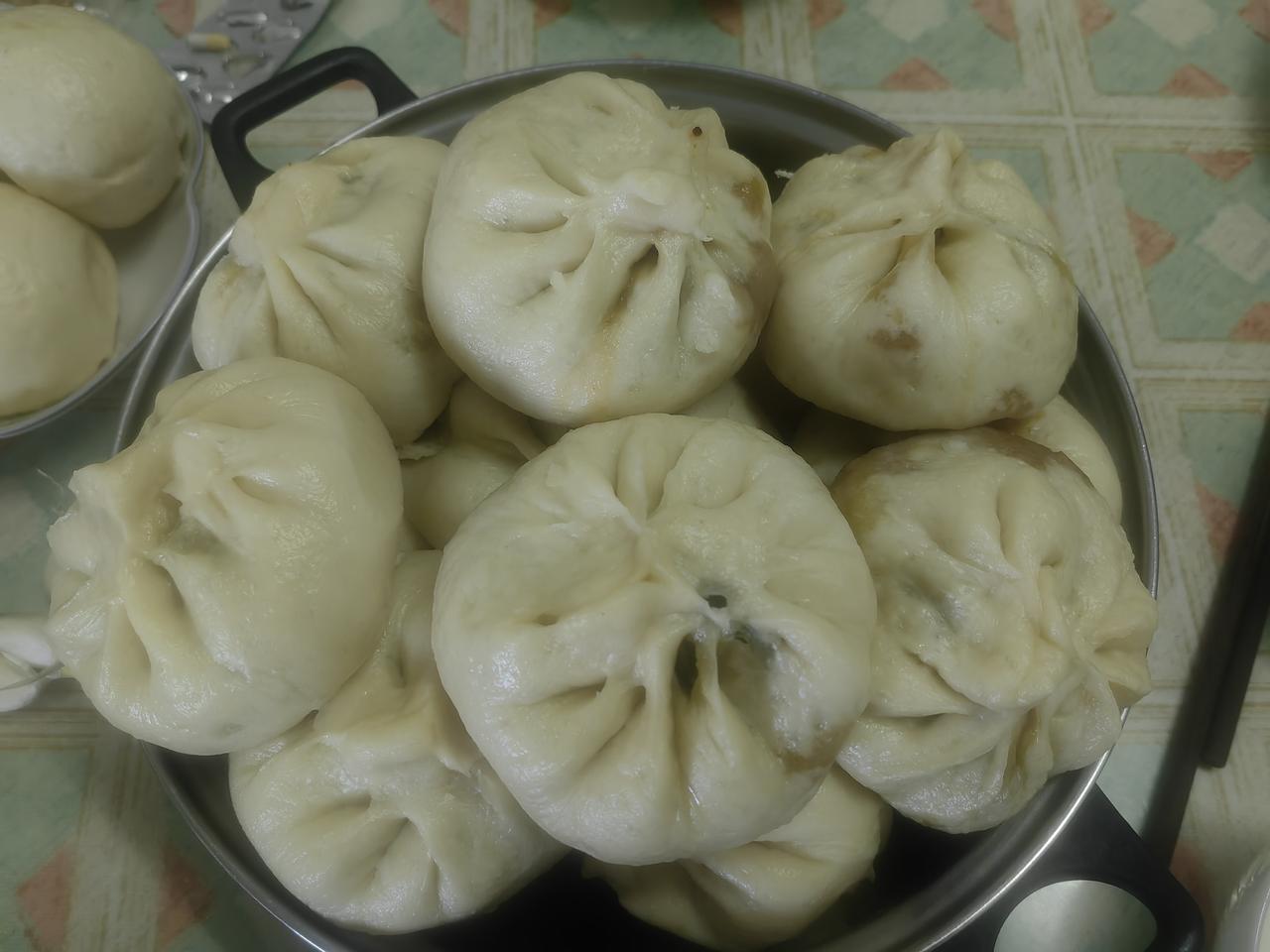 这两天和韭菜杠上劲了。昨天包的韭菜馅的饺子，今天蒸韭菜馅的包子。从老家带来韭