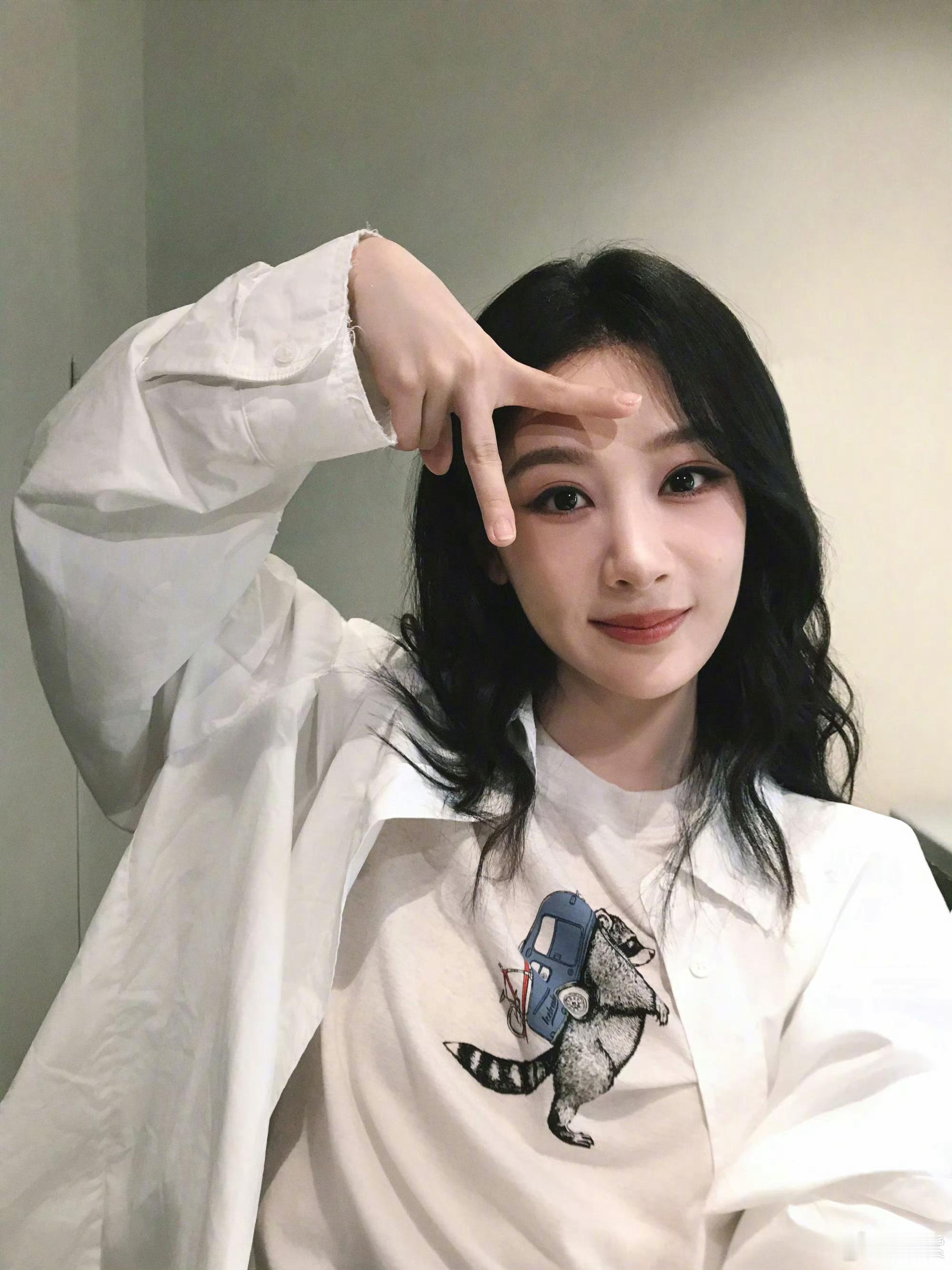 杨紫模仿AI送儿童节祝福杨紫的六一祝福也太可爱了模仿AI式的萌萌人机搭配搞怪手势