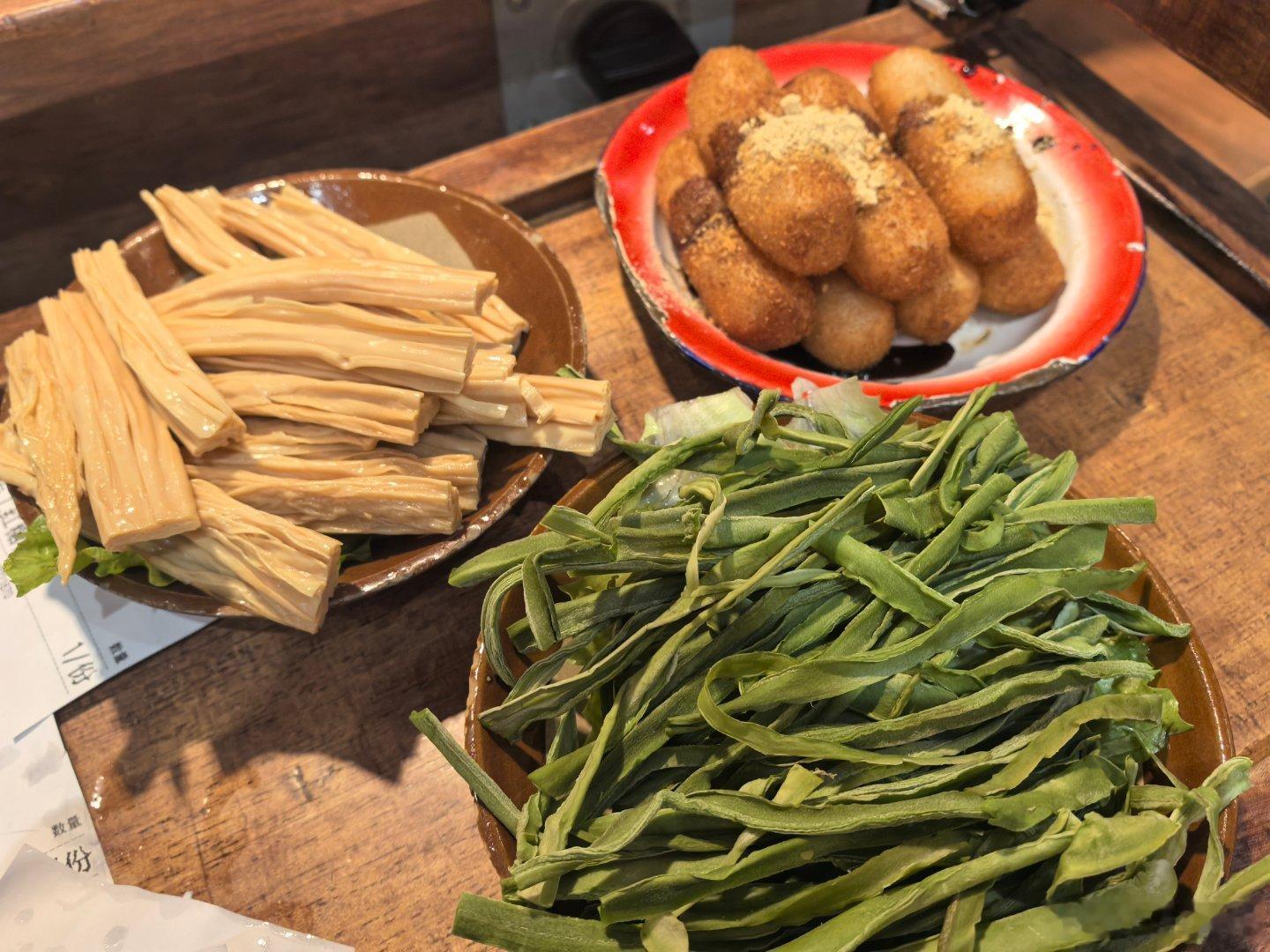 晚饭吃火锅！冰糖糍粑好好吃。[捂眼睛]​​​