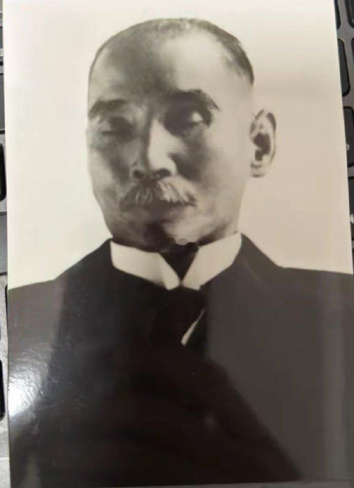 1925年，孙中山先生于北平协和医院去世。去世一小时后，好友邵福.J教授拍了这张