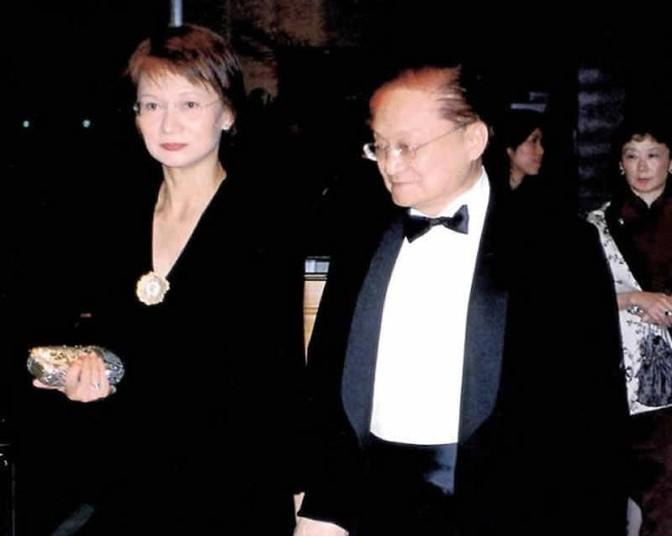 1966年的一天，金庸感到异常疲惫，决定去他常去的餐厅喝咖啡放松一下。在